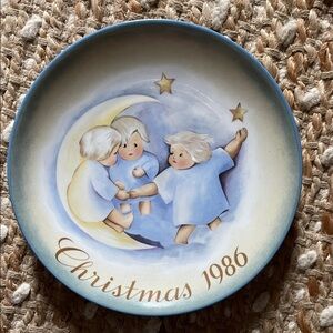 Hummel-Vintage Charming Christmas 1986 Angelic Plate
